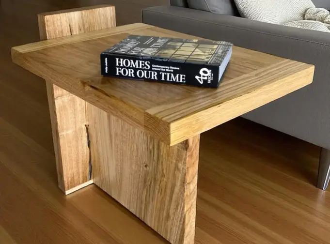 Uma mesa de apoio para livros feita pelo artista